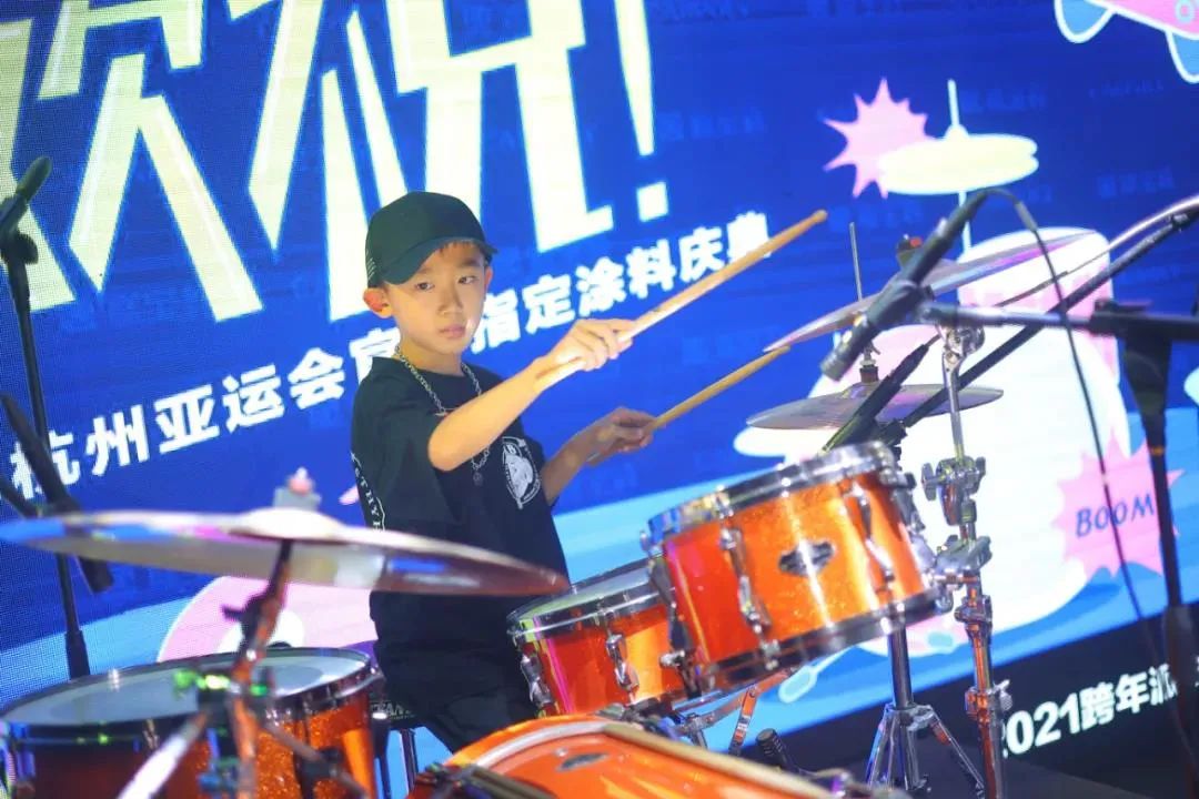 不要跟嘉宝莉比“年轻”