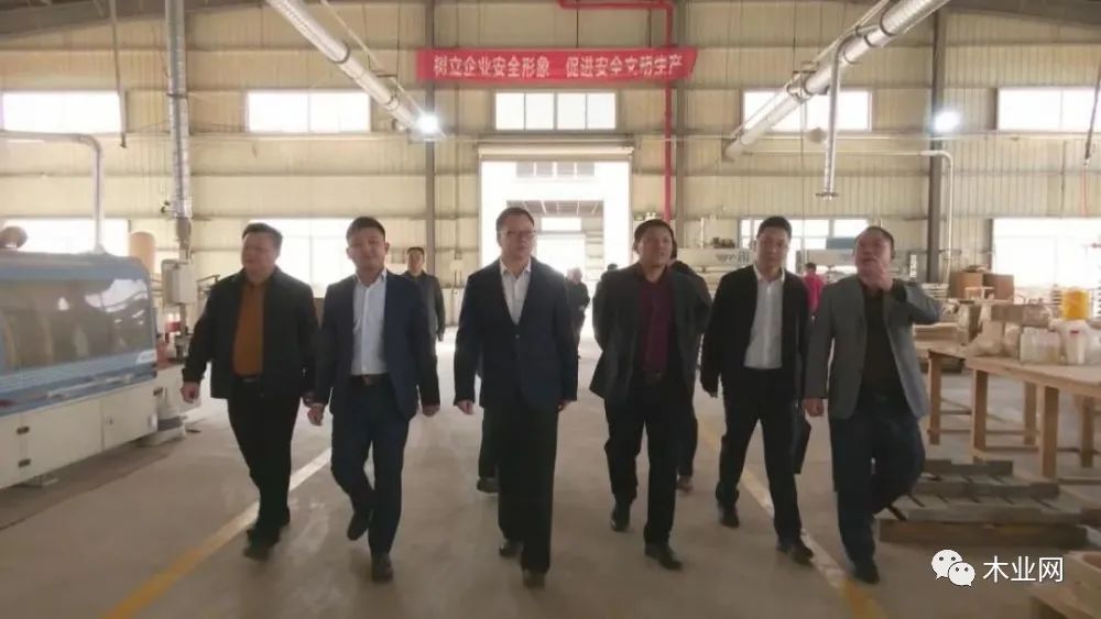 广东梅州平远县领导深入木业行业调研